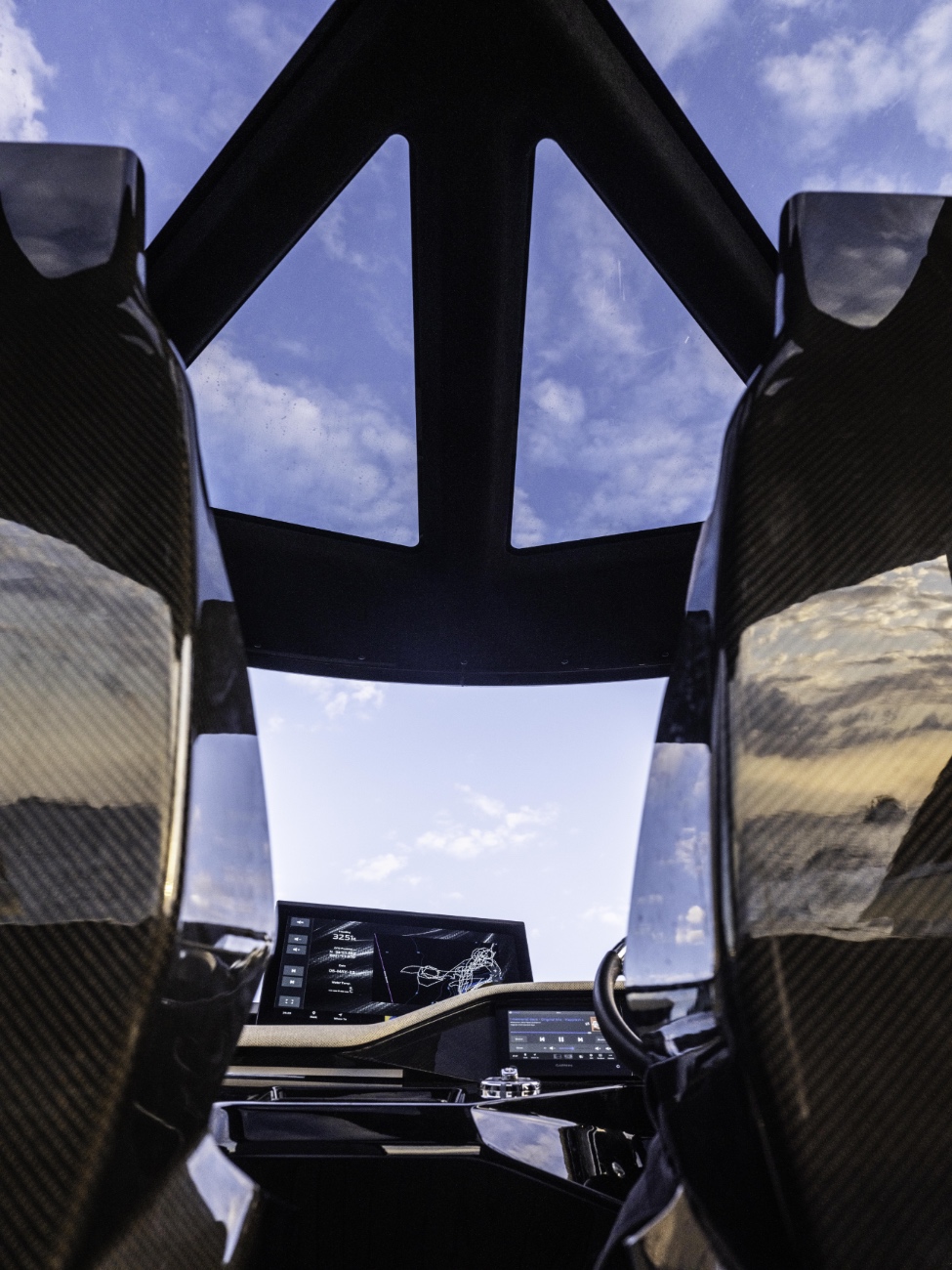 SAY Carbon Yachts – High-tech glazing for high-speed design
