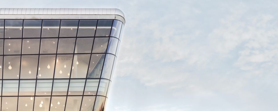 Gebäude vor Himmel mit komplett Verglasung