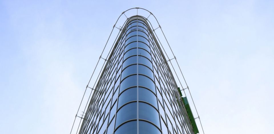 Mordenes Hochhaus mit Architekturverglasung