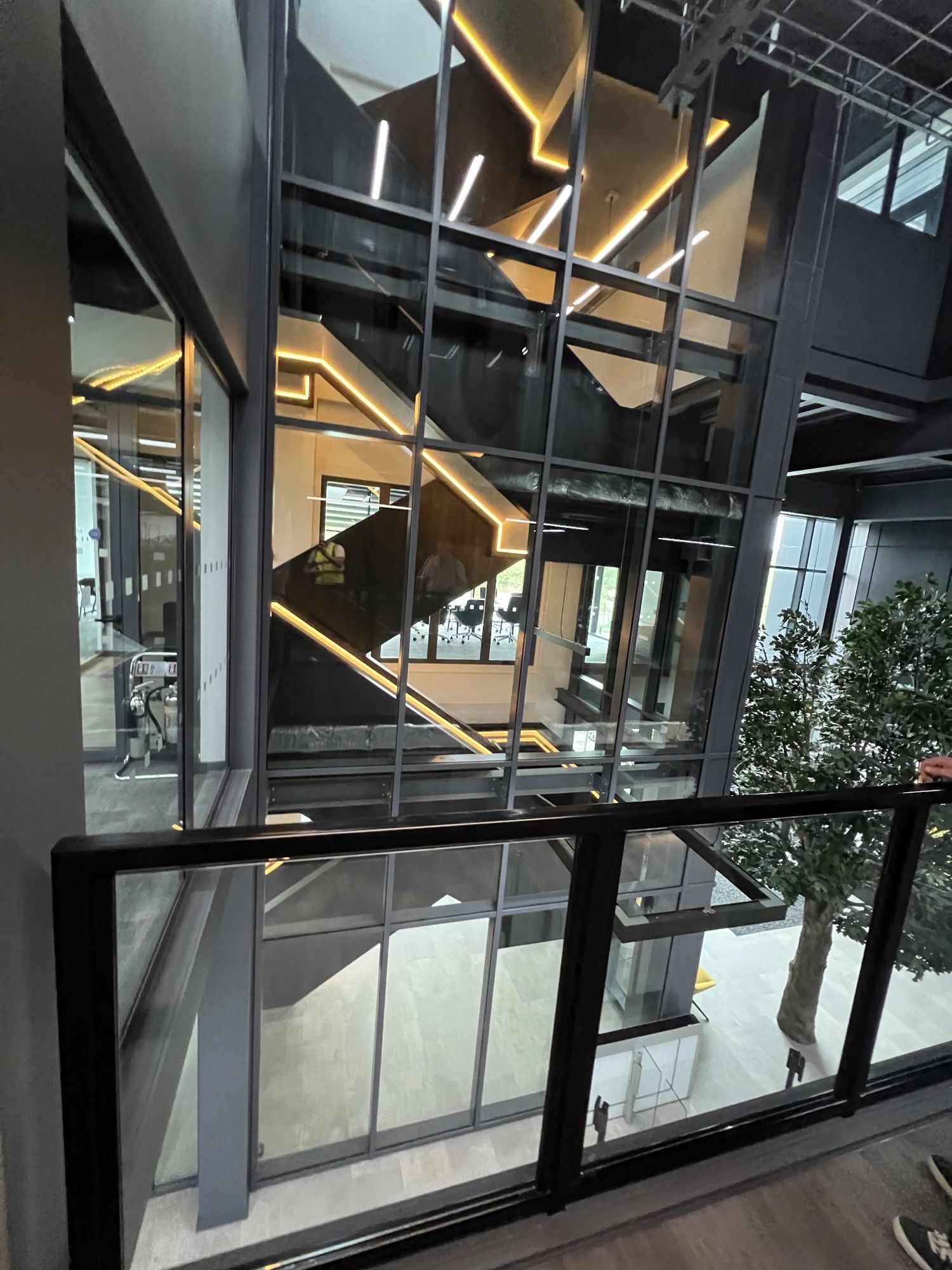 Verglastes Treppenhaus eines modernen Bürogebäudes 