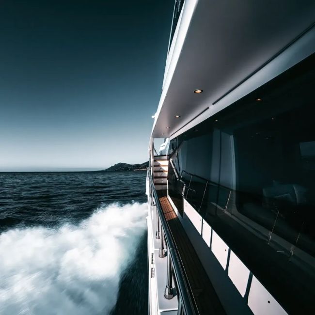 Yacht auf dem Meer mit Hero-Glas