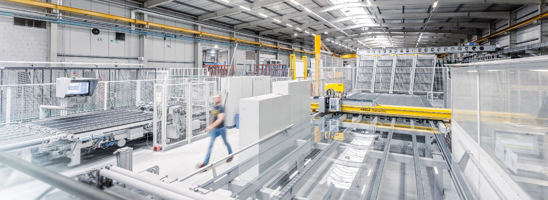 Produktionshalle von Hero-Group mit Mitarbeiter