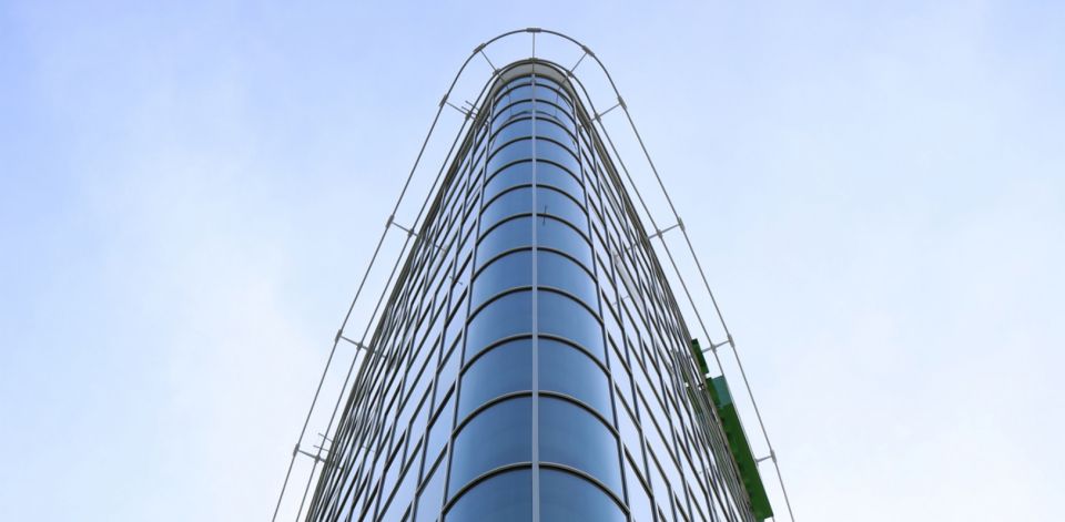 Mordenes Hochhaus mit Architekturverglasung